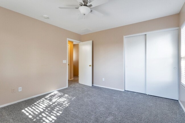 Building Photo - Welcome to this beautiful 3 bedroom, 2.5 bathroom home located in Avondale, AZ