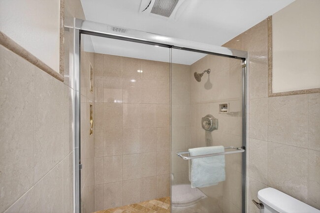 Building Photo - 336 Golfview Rd