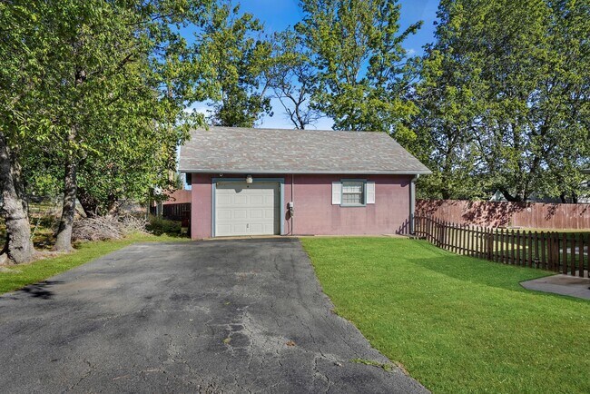 Building Photo - 710 Christmas Ln