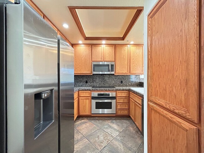 Building Photo - Beautiful 2 Bed 2 Bath Tustin Ranch Condo With Golf Course Views!