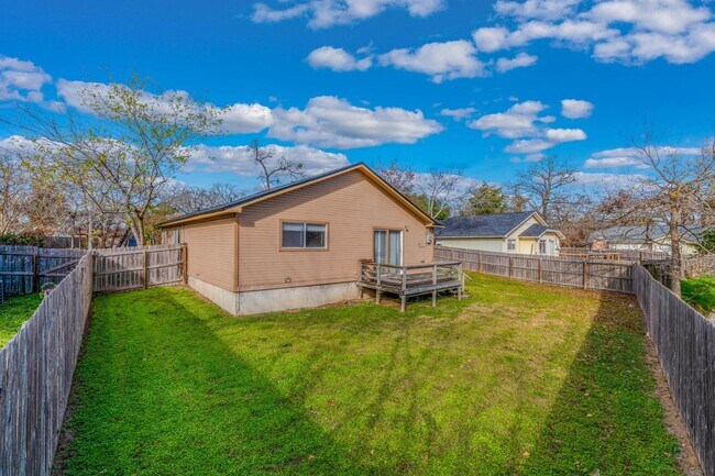 Building Photo - February Move In Available!  Cute 3 Bed, 1...