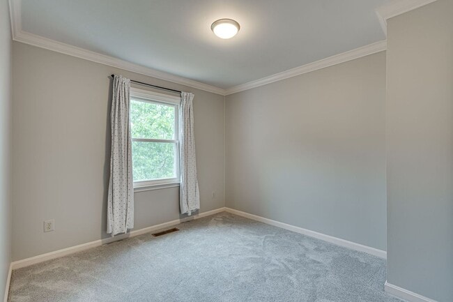 Building Photo - Fantastic townhome in Alexandria