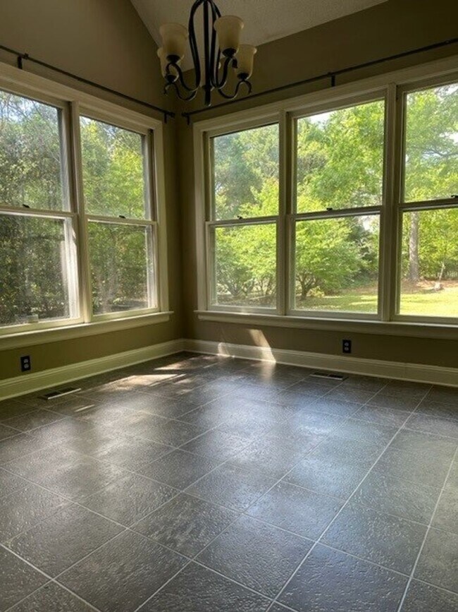 Building Photo - Maplewood