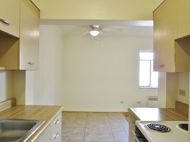 Building Photo - Cute One Bedroom with Tons of Closet Space