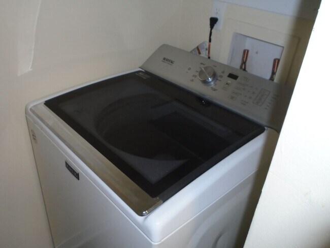 Building Photo - Nice Condo