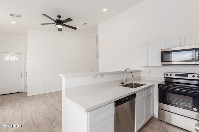 Building Photo - 8335 W Pineveta Dr