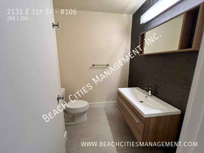 Building Photo - Condo located One Block from the Beach wit...