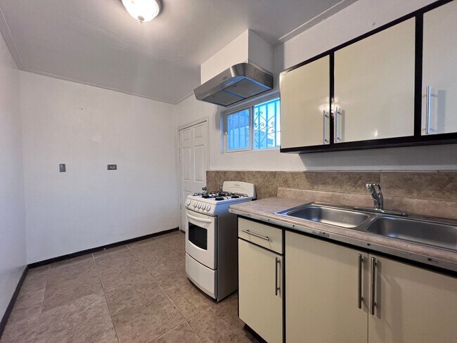 Building Photo - 3117 Cypress Ave