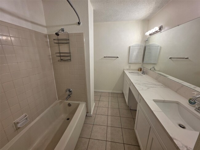 Building Photo - 2114 Greenbriar Colony Dr