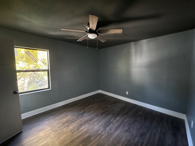 Building Photo - 230 W 29th St