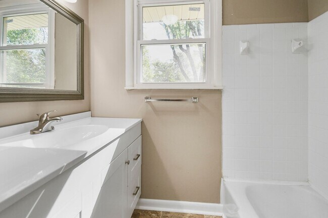 Building Photo - Pet Friendly Four Bedroom!