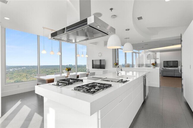 Building Photo - 3338 Peachtree Rd NE