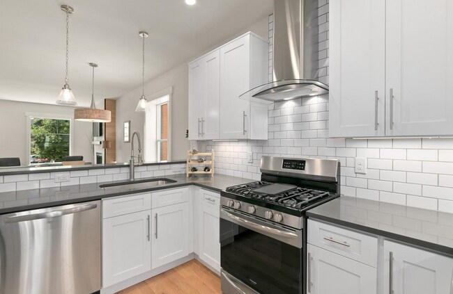 Building Photo - 2448 N High St