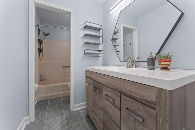 Building Photo - 15613 Shenandoah Square Ave.