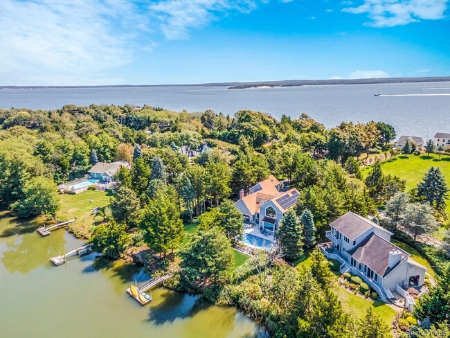 Building Photo - 425 Cedar Point Dr E