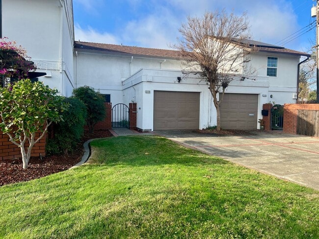 Building Photo - Great Townhome in the Pocket area close to everything!