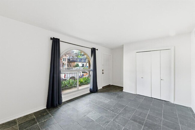 Building Photo - 505 W 7th St