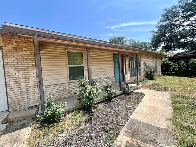 Building Photo - 3 Bedroom 2 Bath~ Close to Fort Sam!