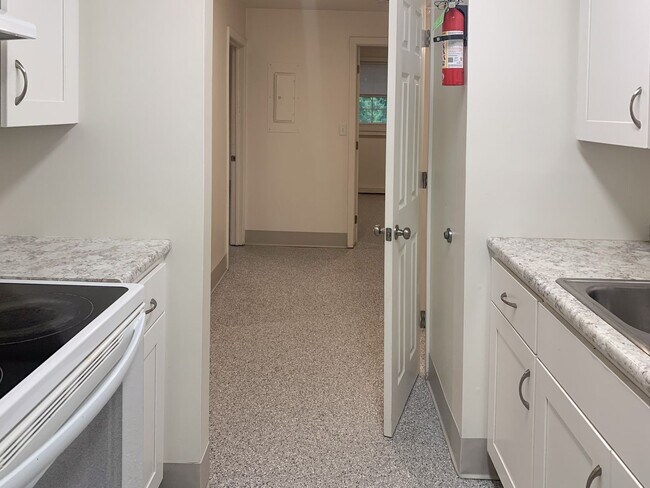 Building Photo - Spacious 3-Bedroom Apartment Near UVM with Private Entrance & Parking