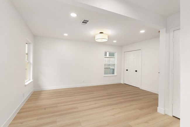 Building Photo - 7414 Janak Dr