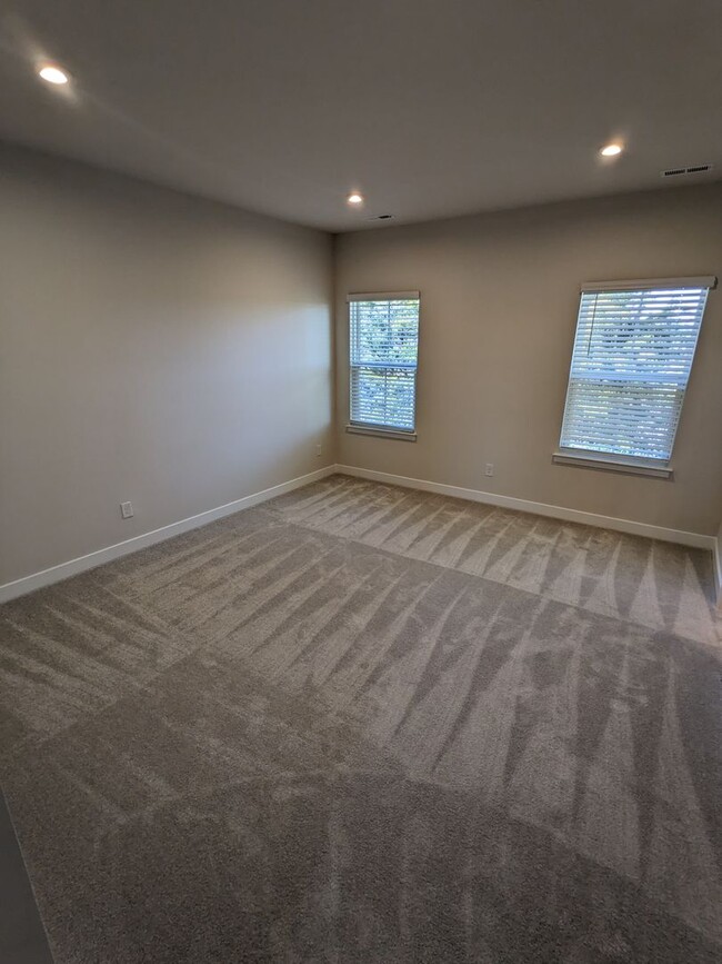 Building Photo - Beautiful Townhome in Huntersville with Ca...