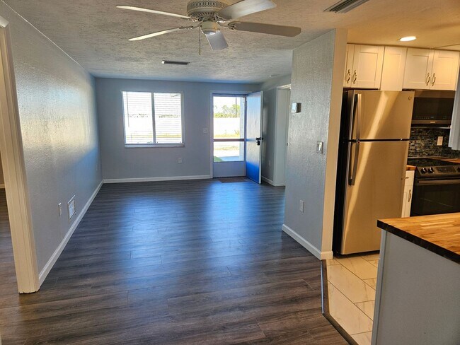 Building Photo - Annual Unfurnished 3 Bedroom 2 Bathroom Si...