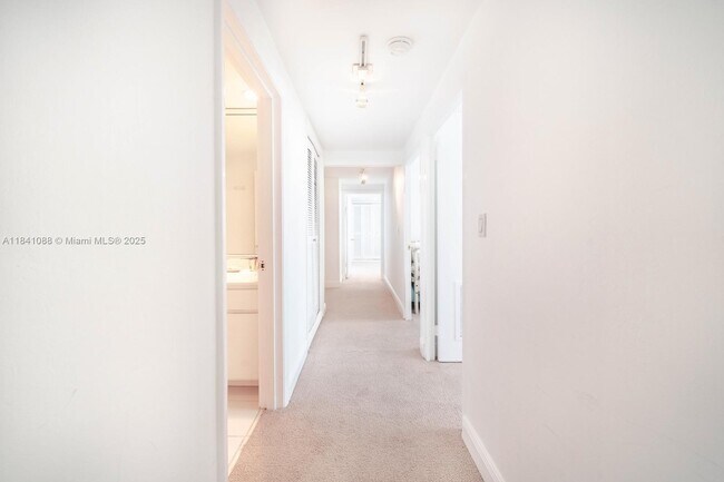 Building Photo - 1408 Brickell Bay Dr