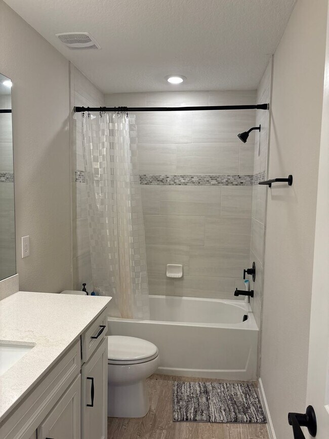 Building Photo - Spacious 5-Bedroom Home for Rent in Lake P...