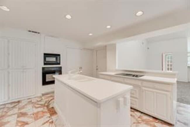 Building Photo - Spacious Plano Home with Swimming Pool!  A must see!