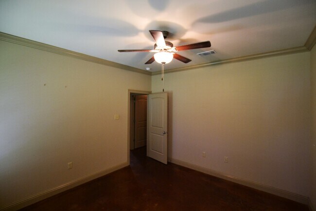 Building Photo - 4836 Rollins Rd
