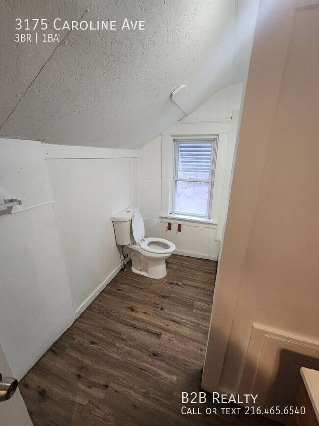 Building Photo - 3175 Caroline Ave