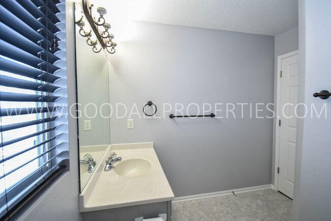 Building Photo - 4 Bedroom 3 Bath Home 3 Car Garage with large fenced in yard in Waukee