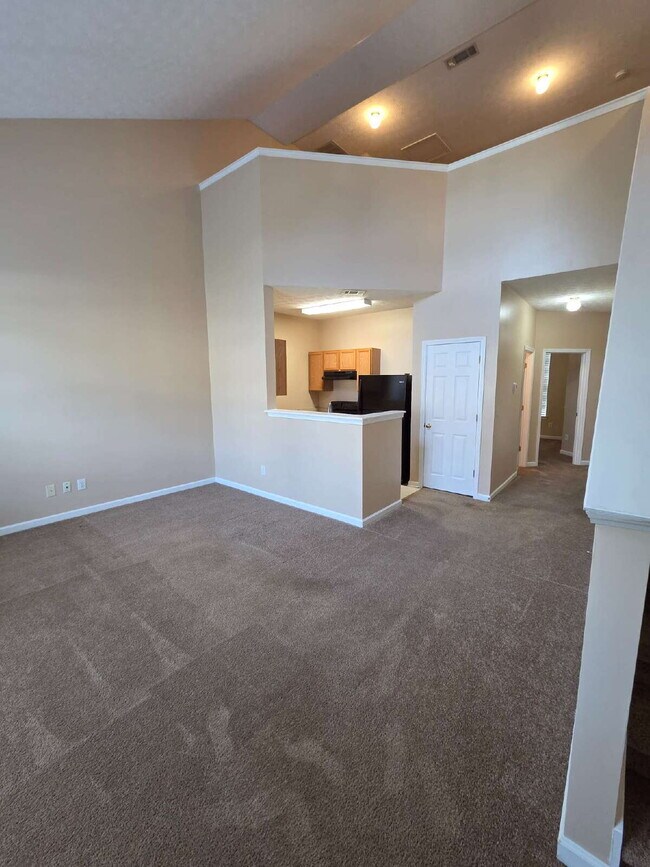 Building Photo - 2/2 Townhome close to shopping and dining