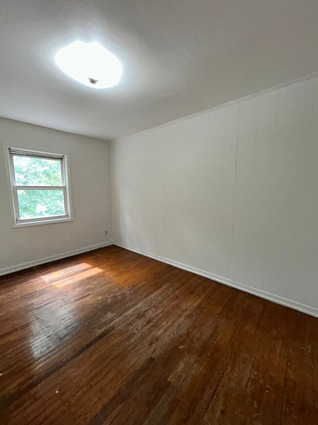 Building Photo - Nice and quiet Town House with garage and ...