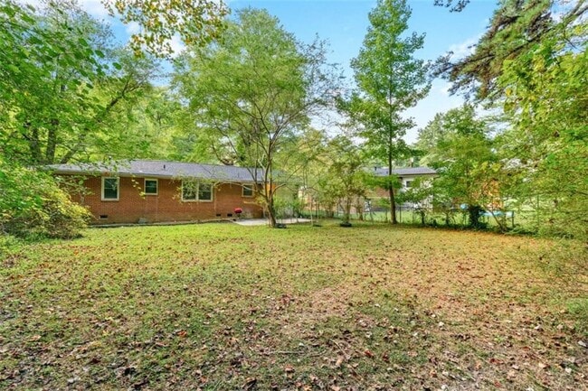 Building Photo - 2150 Meadowlane Dr SW