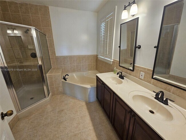 Building Photo - 5450 SW 165th Ct