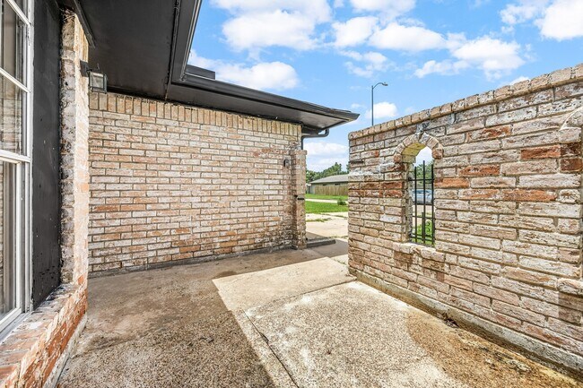 Building Photo - 5618 Briarwick Ln