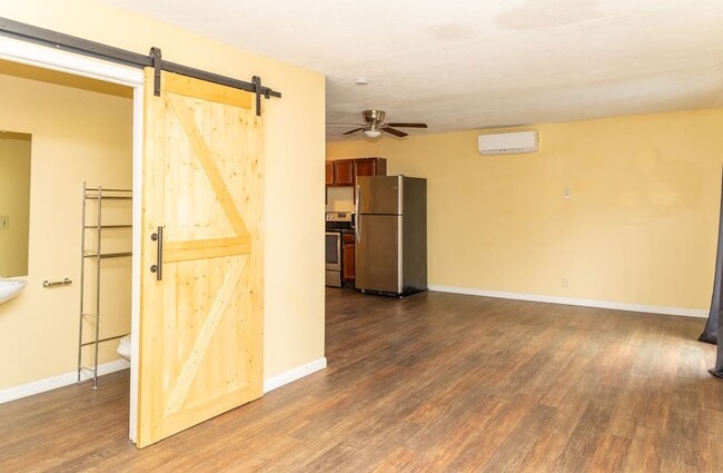 Building Photo - Budget Friendly!!