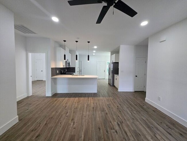 Building Photo - Stunning New Build