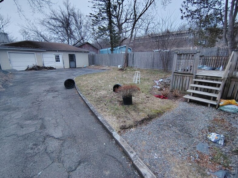 Building Photo - 147 E Matson Ave