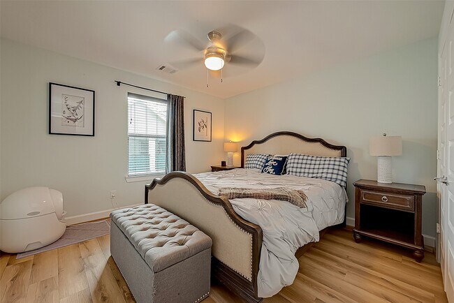 Building Photo - 909-A W 35th St