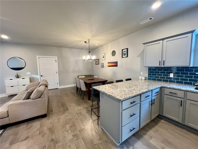 Building Photo - 1720 W Broadway Pl