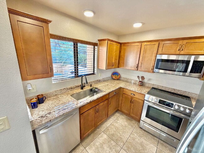 Building Photo - 2bd townhouse in Winterhaven