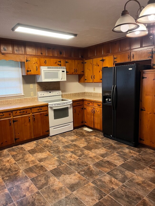 Building Photo - 1300 Sherwood Dr