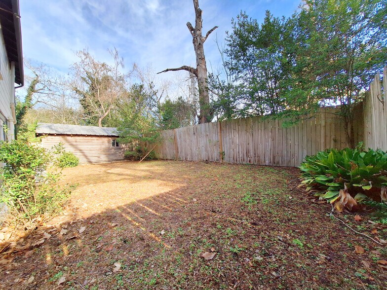 Building Photo - 1927 Monroe St