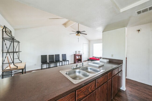 Building Photo - Charming 2BR Duplex in Austin