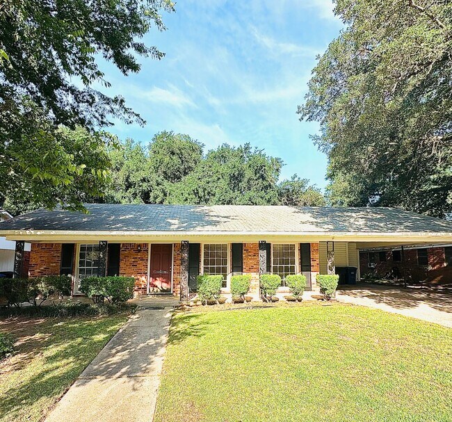 Primary Photo - 2046 Shadywood Ln