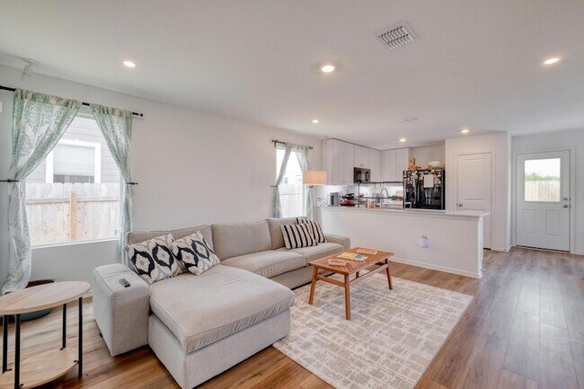 Building Photo - 2700 Schwartz Ln