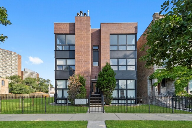 Primary Photo - 450 E Bowen Ave