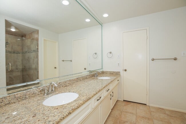 Building Photo - 3003 Planters St